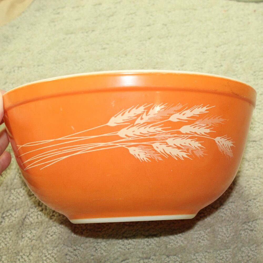 Vintage Pyrex Autumn Harvest Wheat Orange Mixing Bowl 2.5 L Ovenware #403